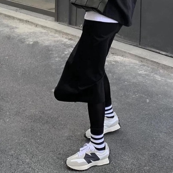 NWT New Balance 327 in White/Black (RARE) | Trendy Running/Walking Shoes đ - Picture 2 of 11